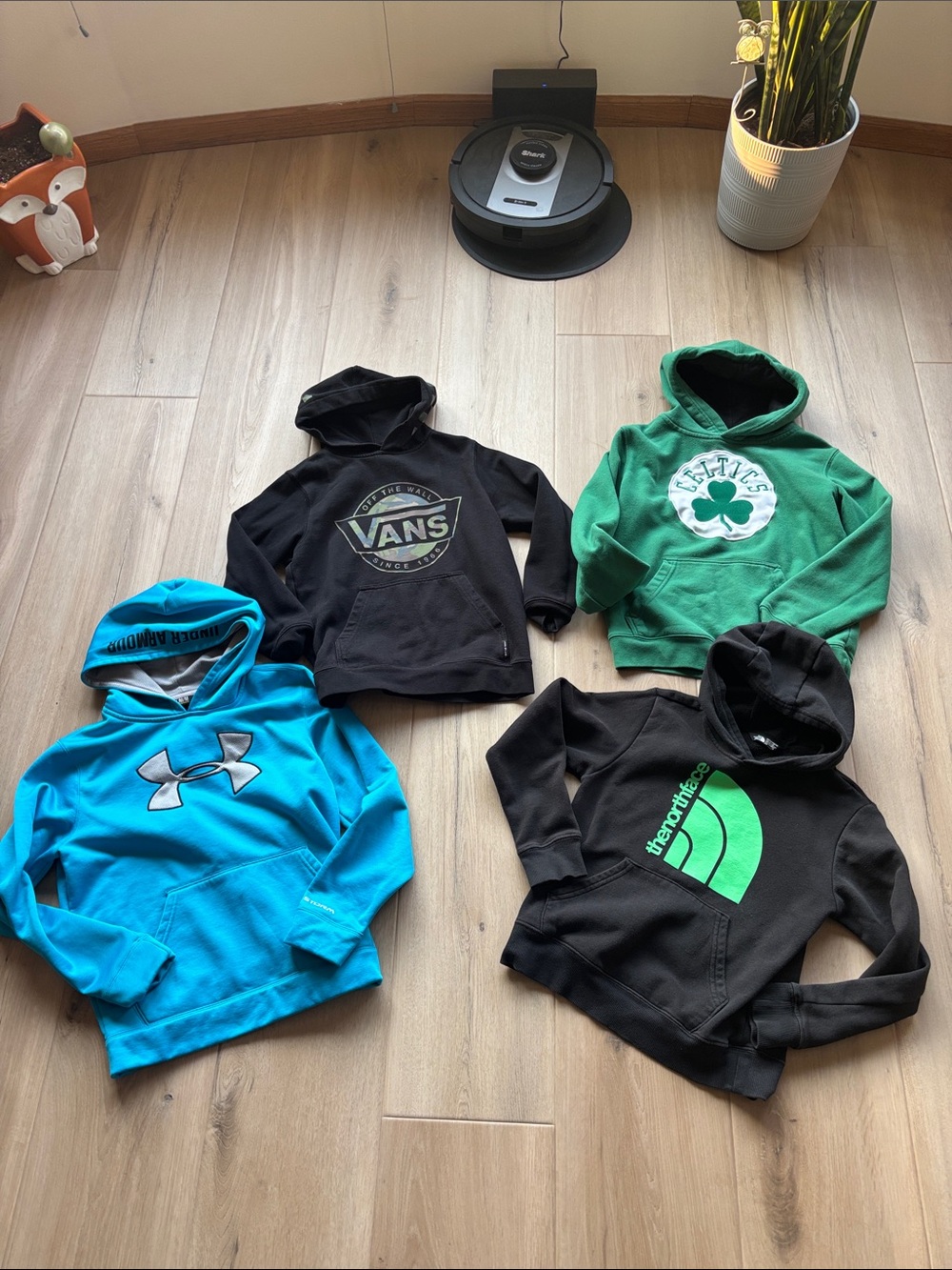 🩵lot of 4 boys size medium hoodies🩵